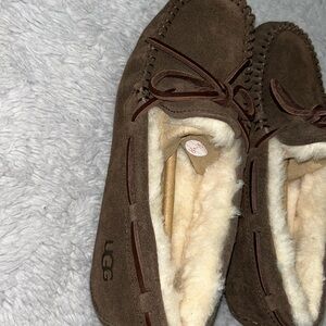 Brown UGG and it’s a size 5 good condition too.